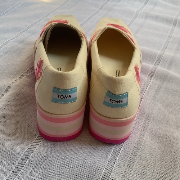 TOMS NWT embroidered platform shoes. - Picture 4 of 12